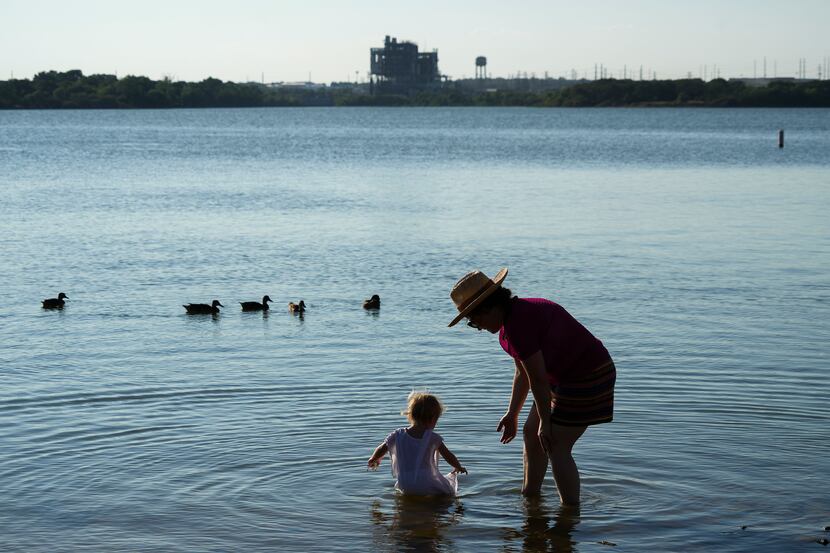 Lauren Raven cools off with her daughter
Omi, 2, at Richard Simpson Park on Lake Arlington...