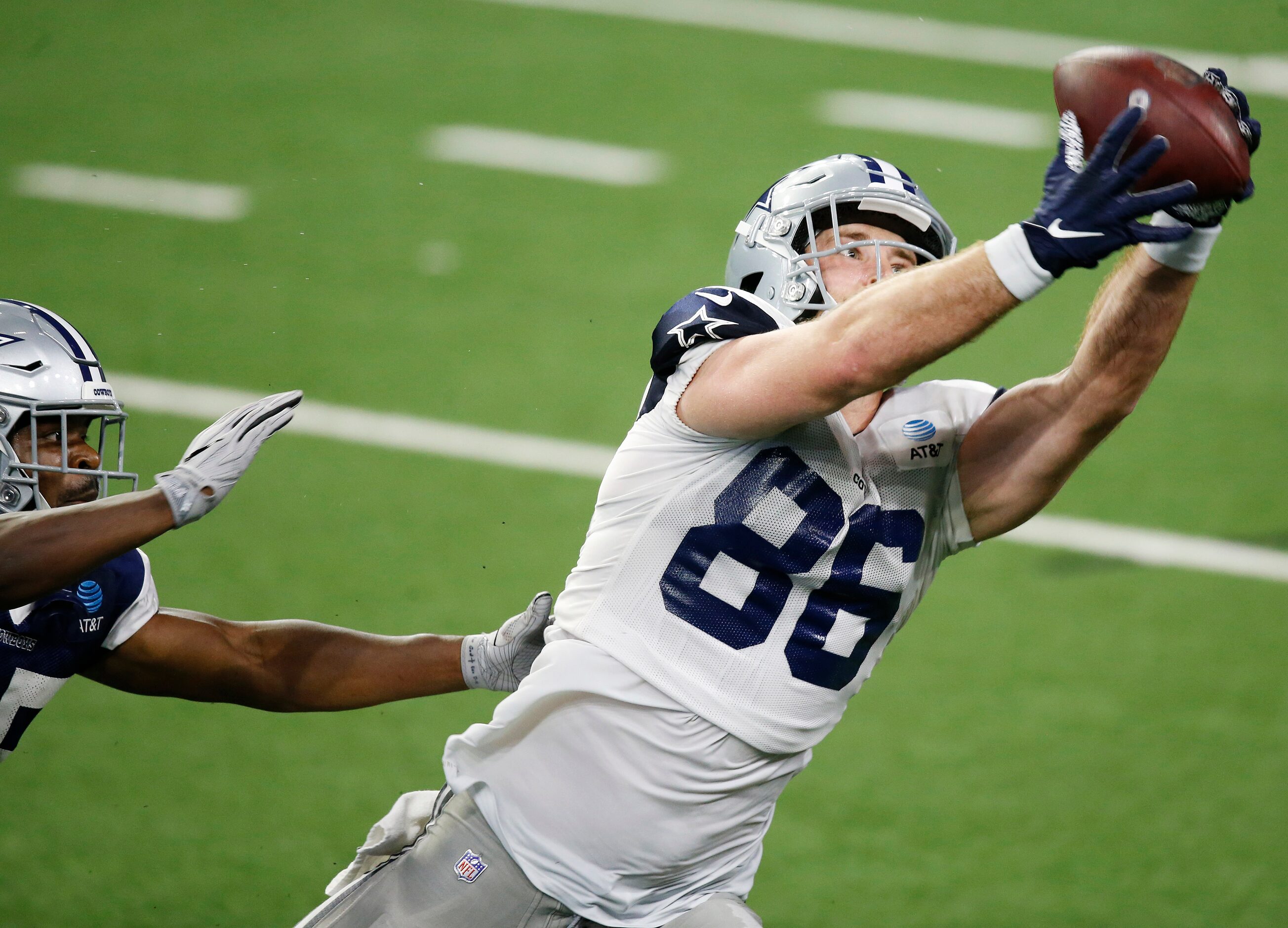 Dallas Cowboys tight end Dalton Schultz (86) is unable to make the catch as he is defended...