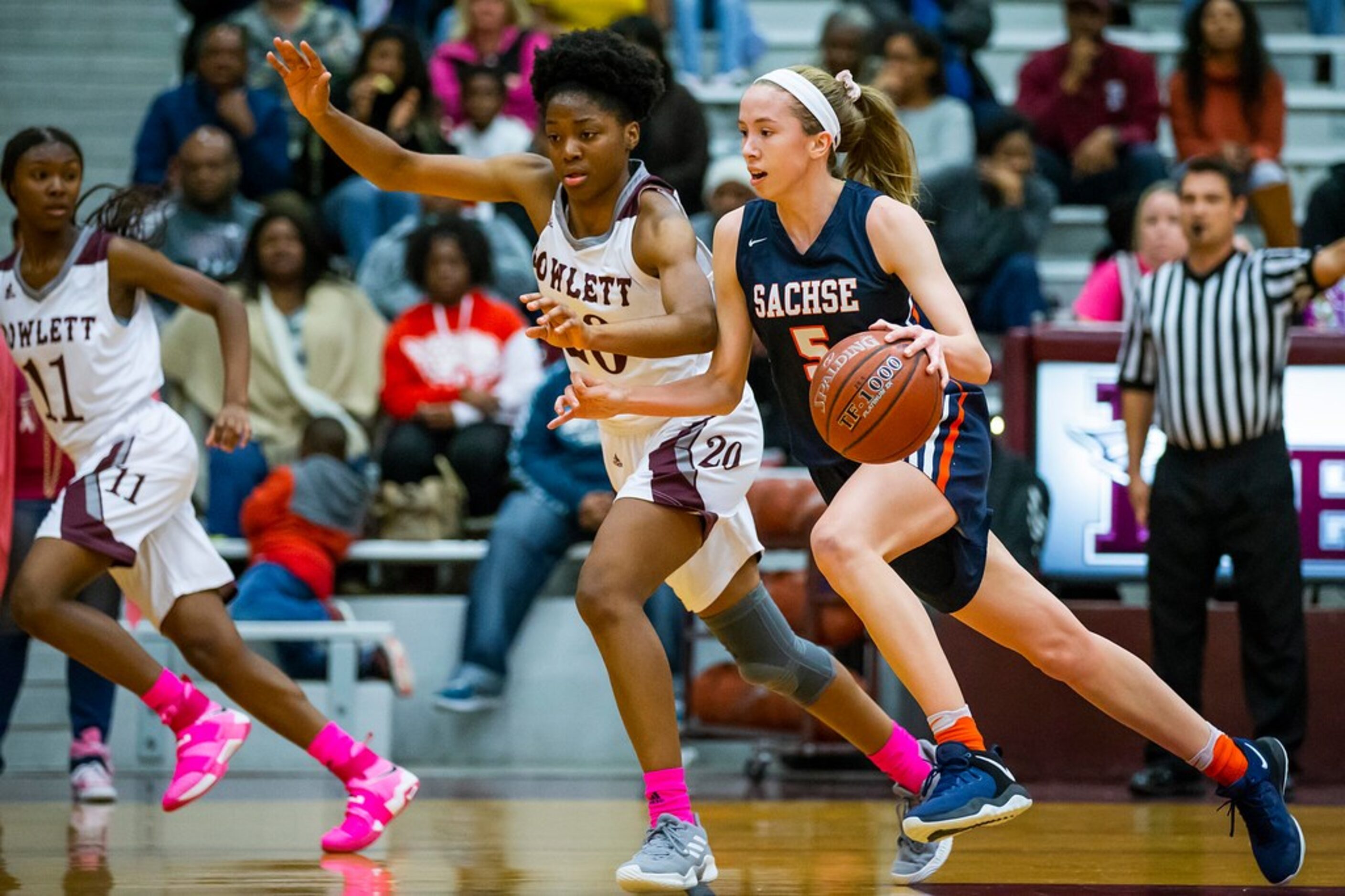 Sachse guard Avery Crouse (5) brings the ball up the floor against Rowlett forward Ngozi...