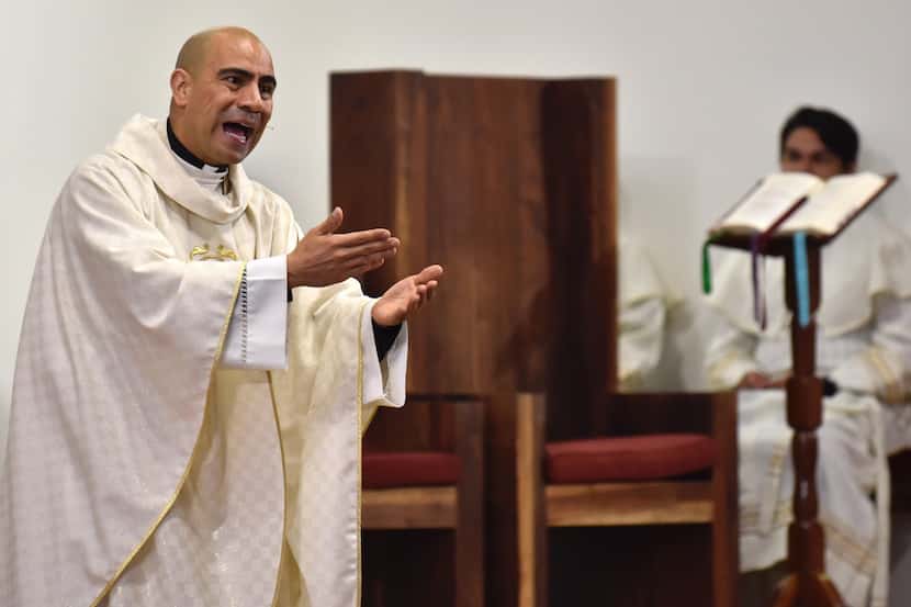 El padre Jesús Belmontes durante el sermón del domingo en la iglesia San Juan Diego BEN...