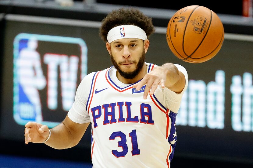 Seth Curry #31 of the Philadelphia 76ers passes the ball during the second quarter against...