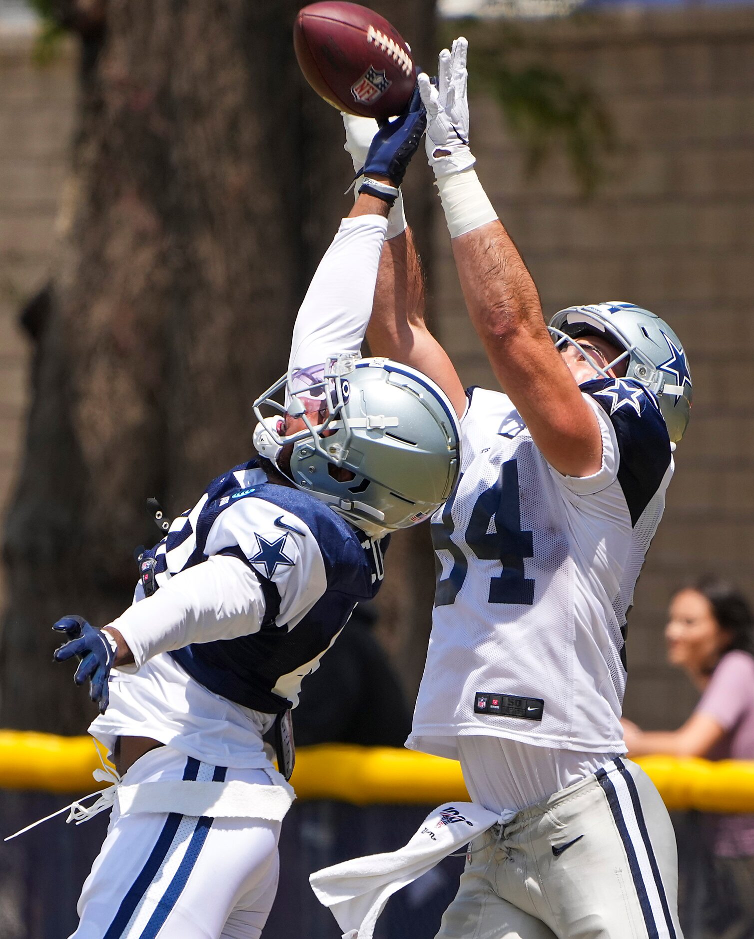 Dallas Cowboys linebacker Jabril Cox (48) breaks up a pass intended for tight end Sean...