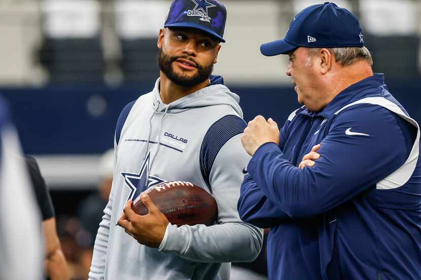 El quarterback de los Dallas Cowboys, Dak Prescott (4) habla con el entrenador Mike McCarthy...