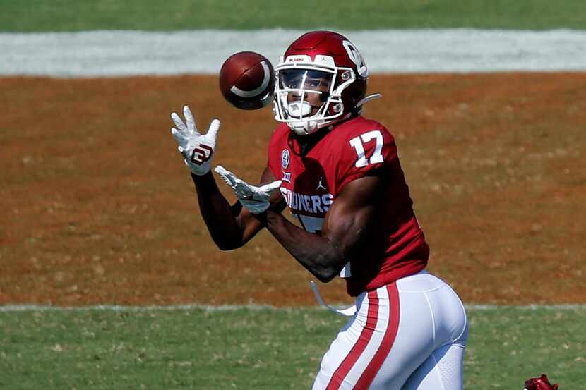 Oklahoma Sooners wide receiver Marvin Mims (17) pulls in a first quarter touchdown pass...