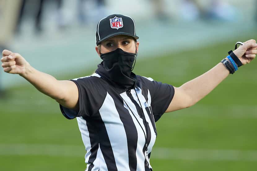 La juez de línea Sarah Thomas gesticula durante un juego de la NFL entre los Broncos de...