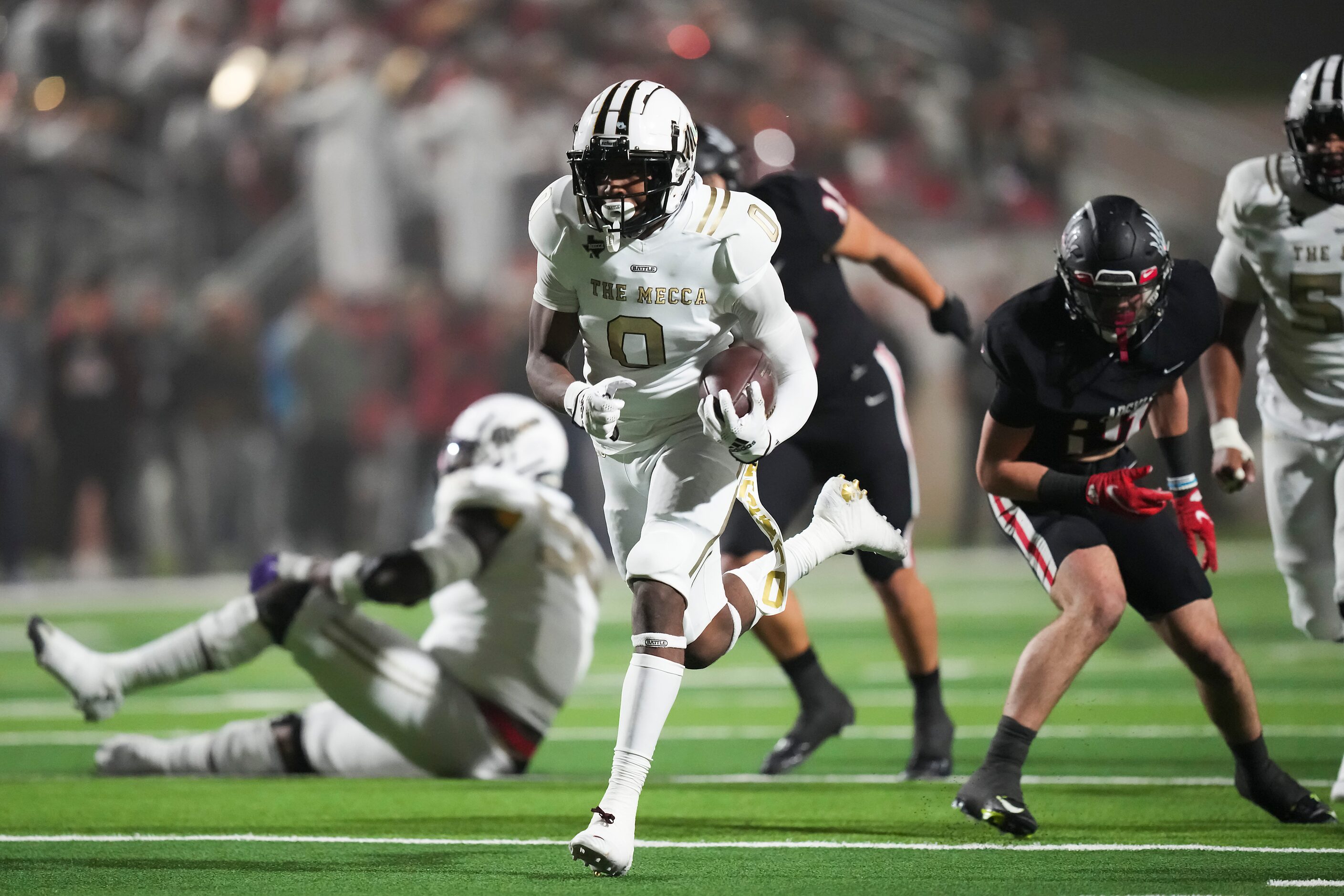 South Oak Cliff running back Jayvon Thomas (0) races for the end zone on a 29-yard rushing...