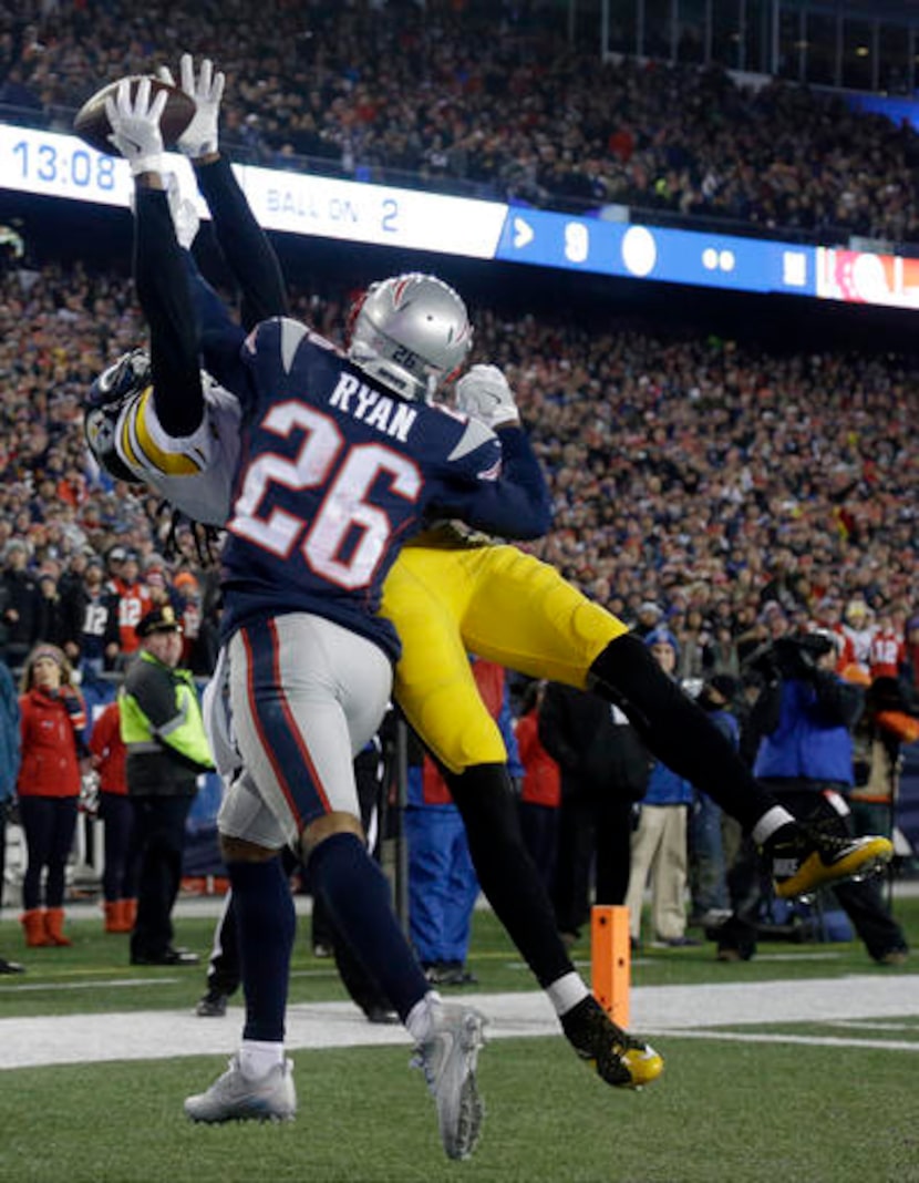 El esquinero de los Pats Logan Ryan (26) rompe un pase dirigido al receptor de los Steelers...