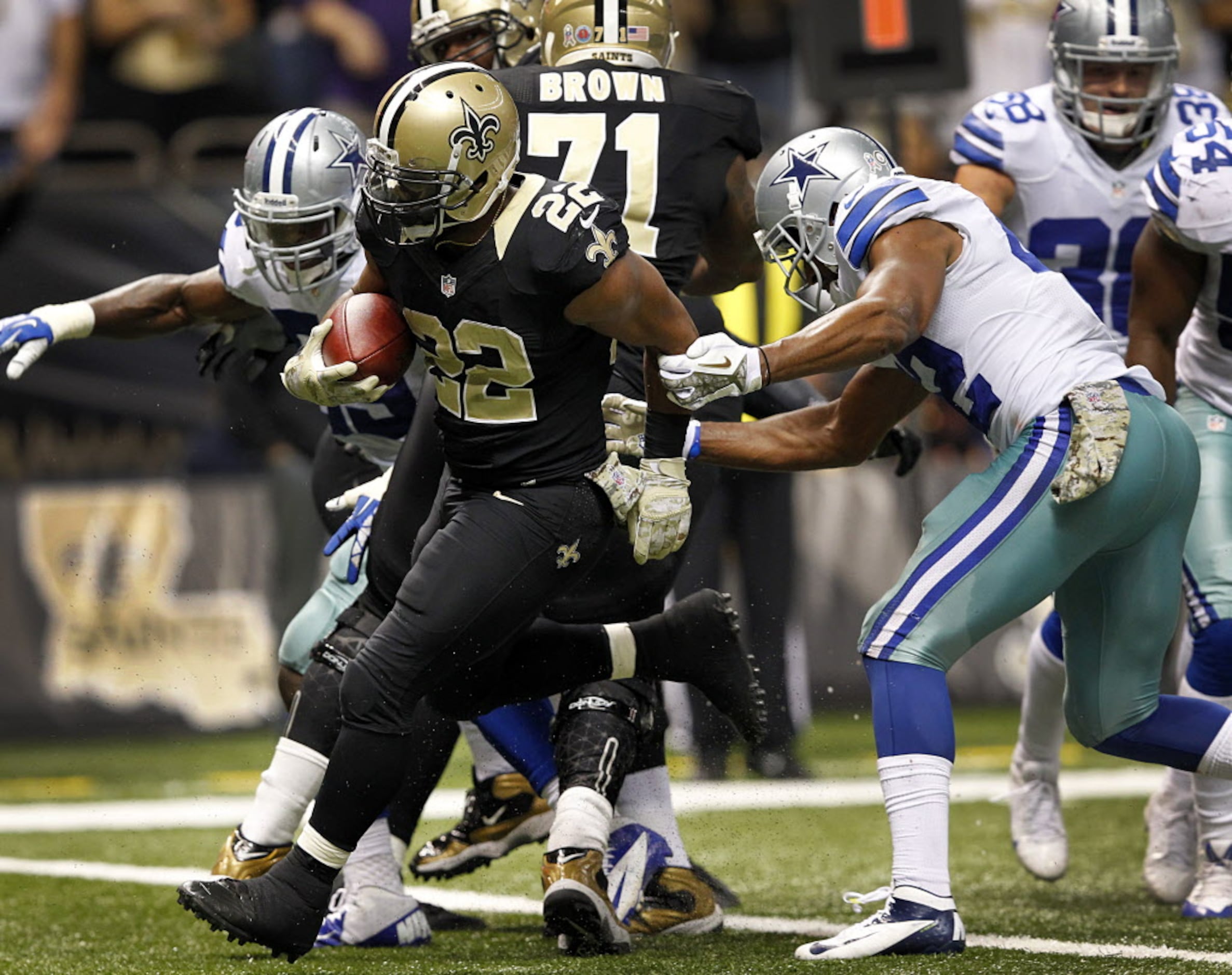 New Orleans Saints running back Mark Ingram (22) is tackled by