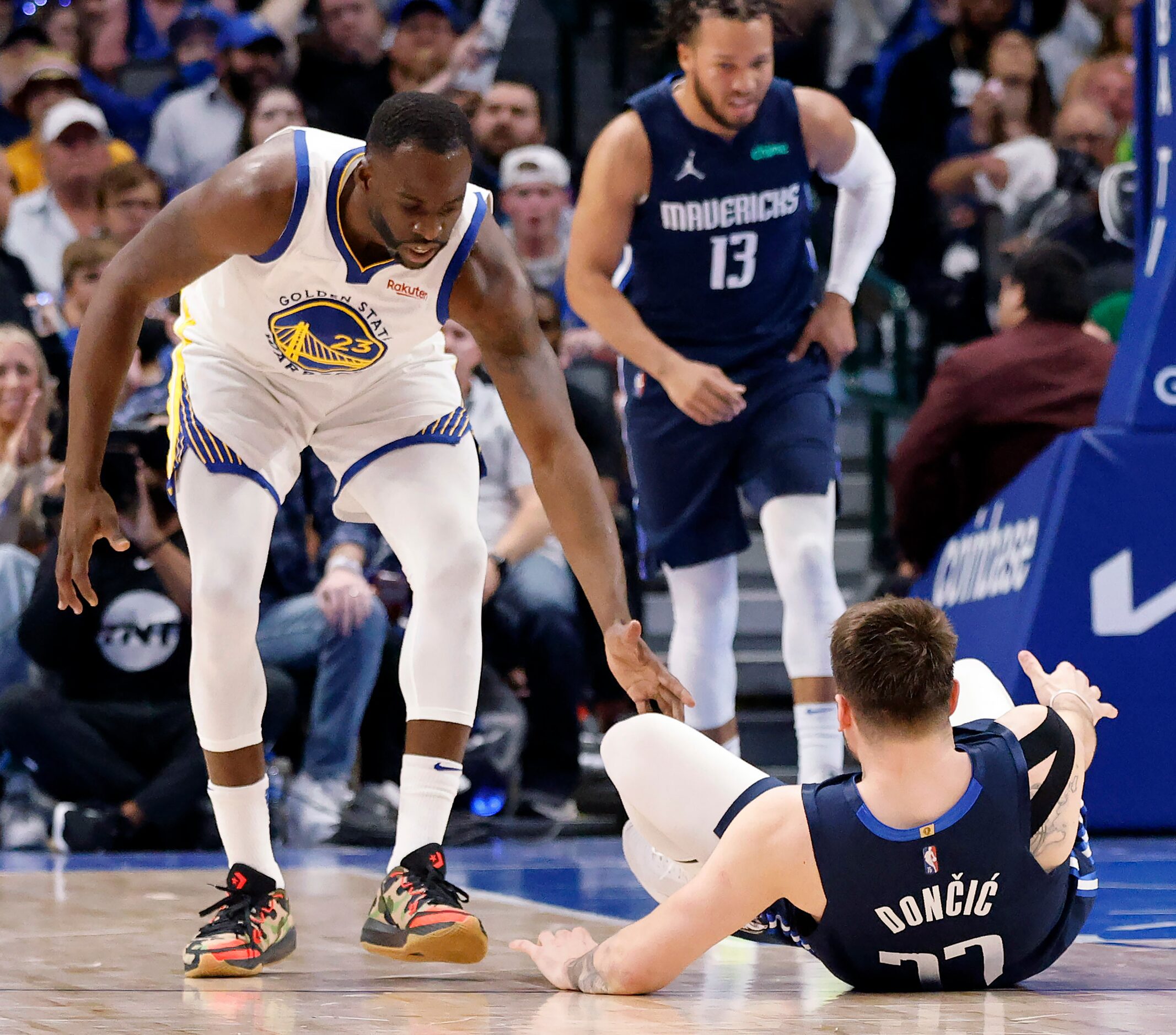 Golden State Warriors forward Draymond Green (23) reaches to help Dallas Mavericks guard...