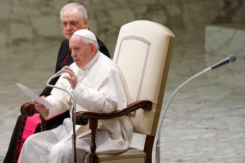 El papa Francisco lee un mensaje durante su audiencia general semanal en el Vaticano, el 12...