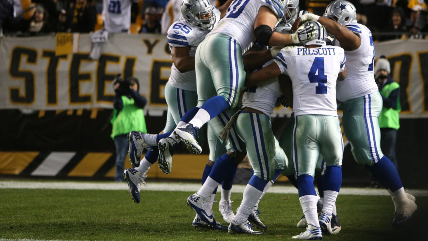 Dallas Cowboys running back Ezekiel Elliott (21) celebrates a touchdown in the fourth...