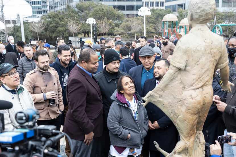 Bessie Rodríguez junto a la escultura que celebra la vida de su hijo quien murió asesinado...