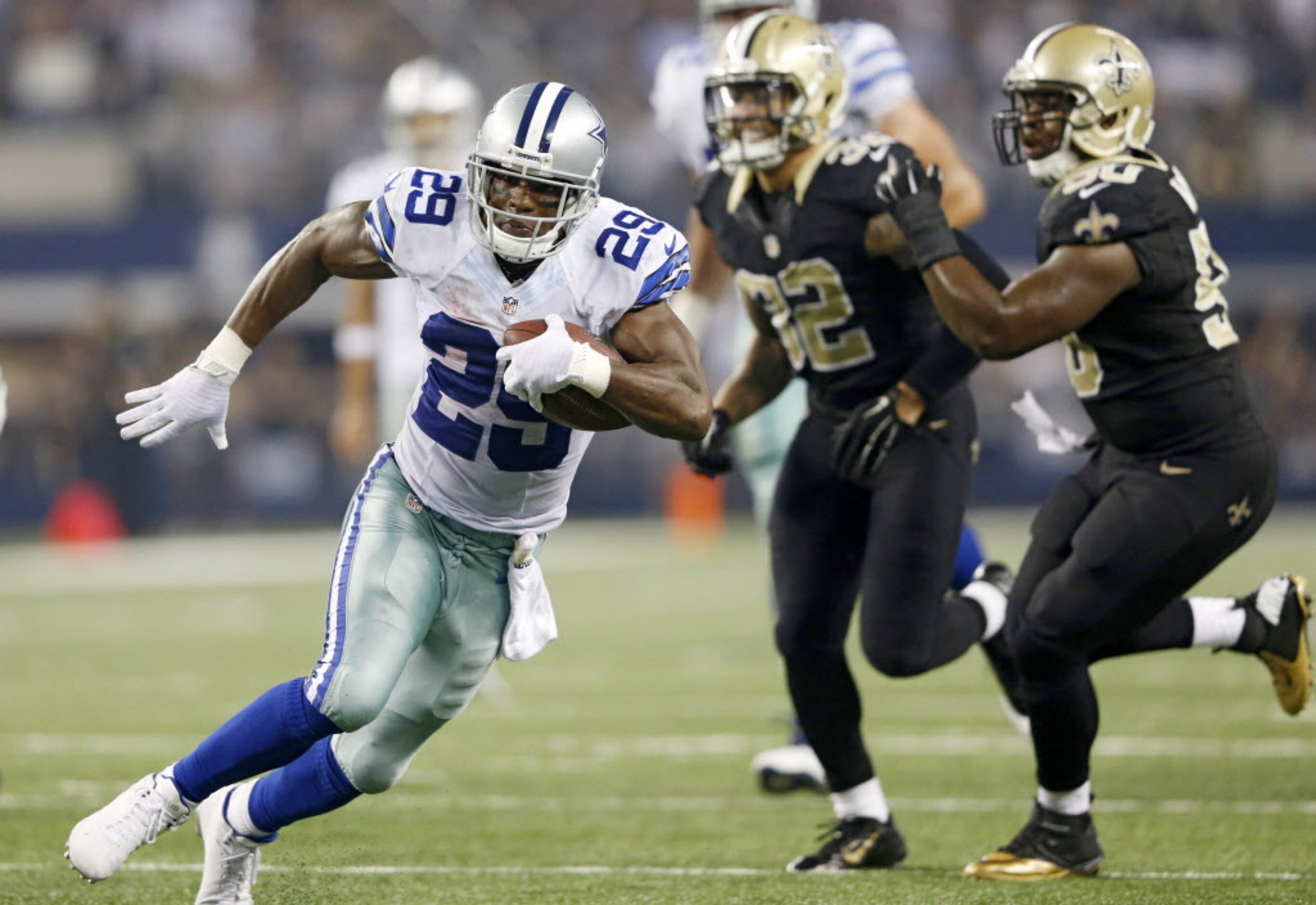 Dallas Cowboys running back DeMarco Murray (29) rush up the field on his way to score a...