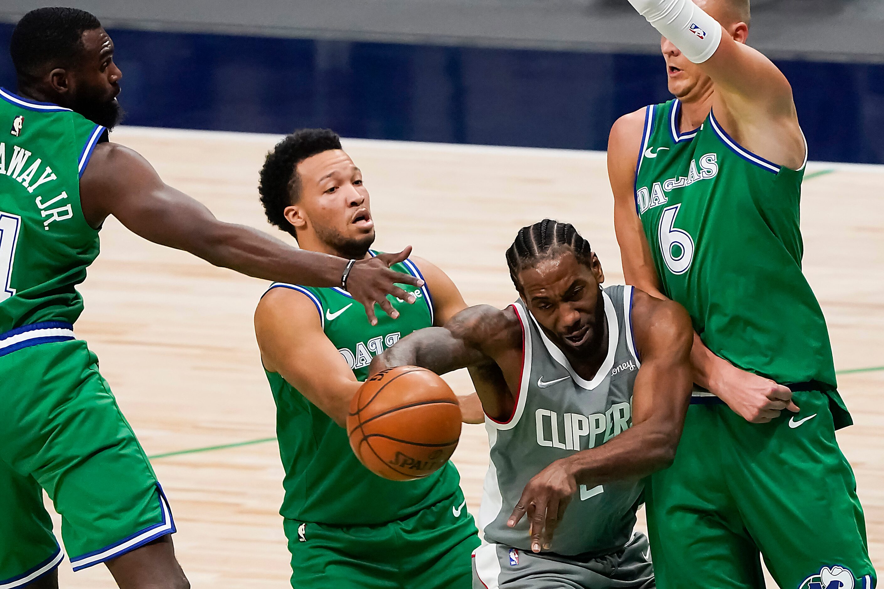 LA Clippers forward Kawhi Leonard (2) is surrounded by Dallas Mavericks forward Tim Hardaway...