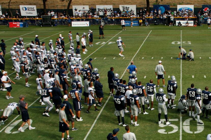 Dallas Cowboys quarterback Tony Romo (9) throws a pass to his wide receiver Lucky Whitehead...