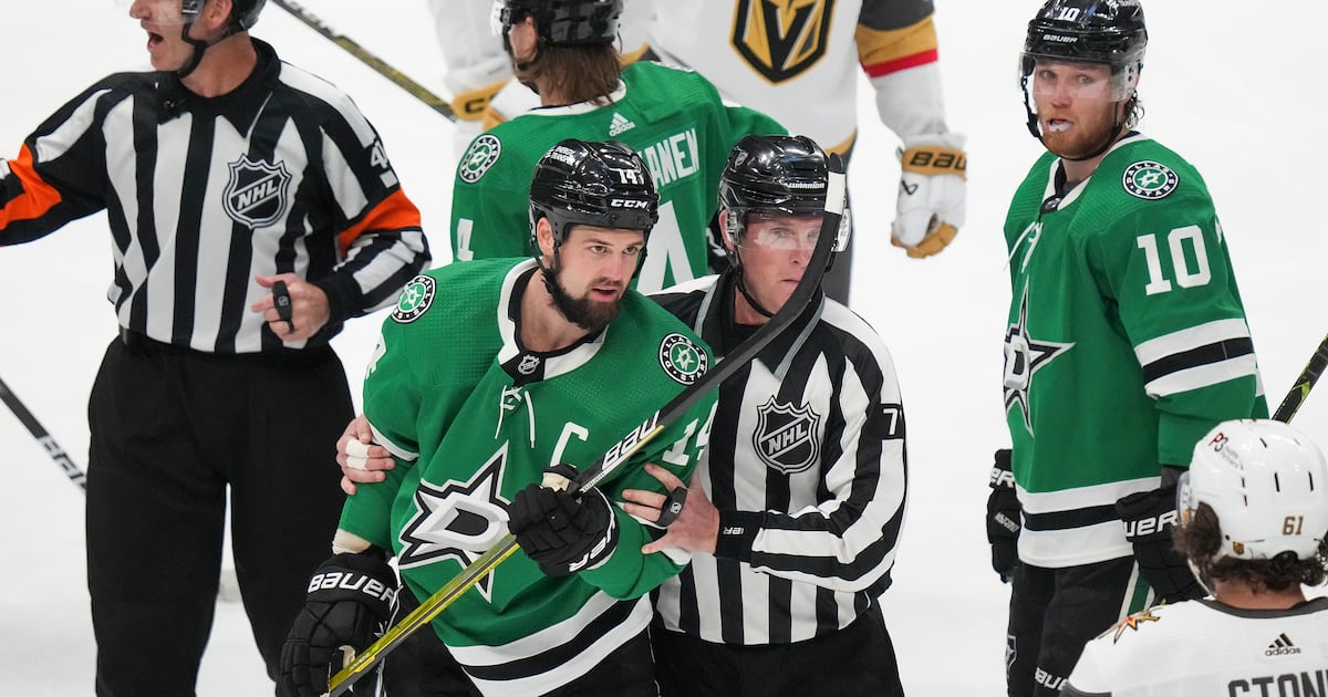 Dallas Stars fans throw trash onto ice after 4-0 loss