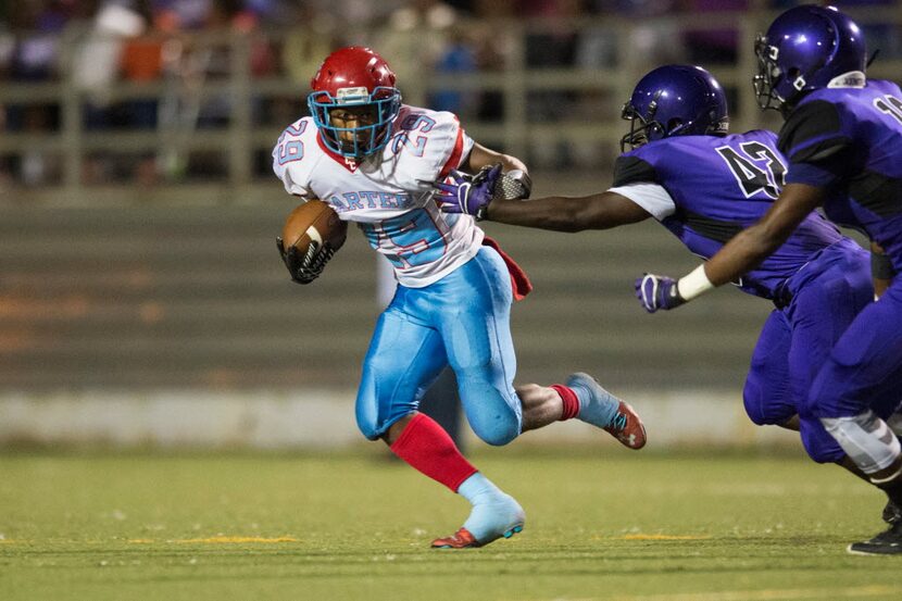 Bernard Goodwater (29) of the Carter Cowboys breaks free against the Lincoln Tigers during a...