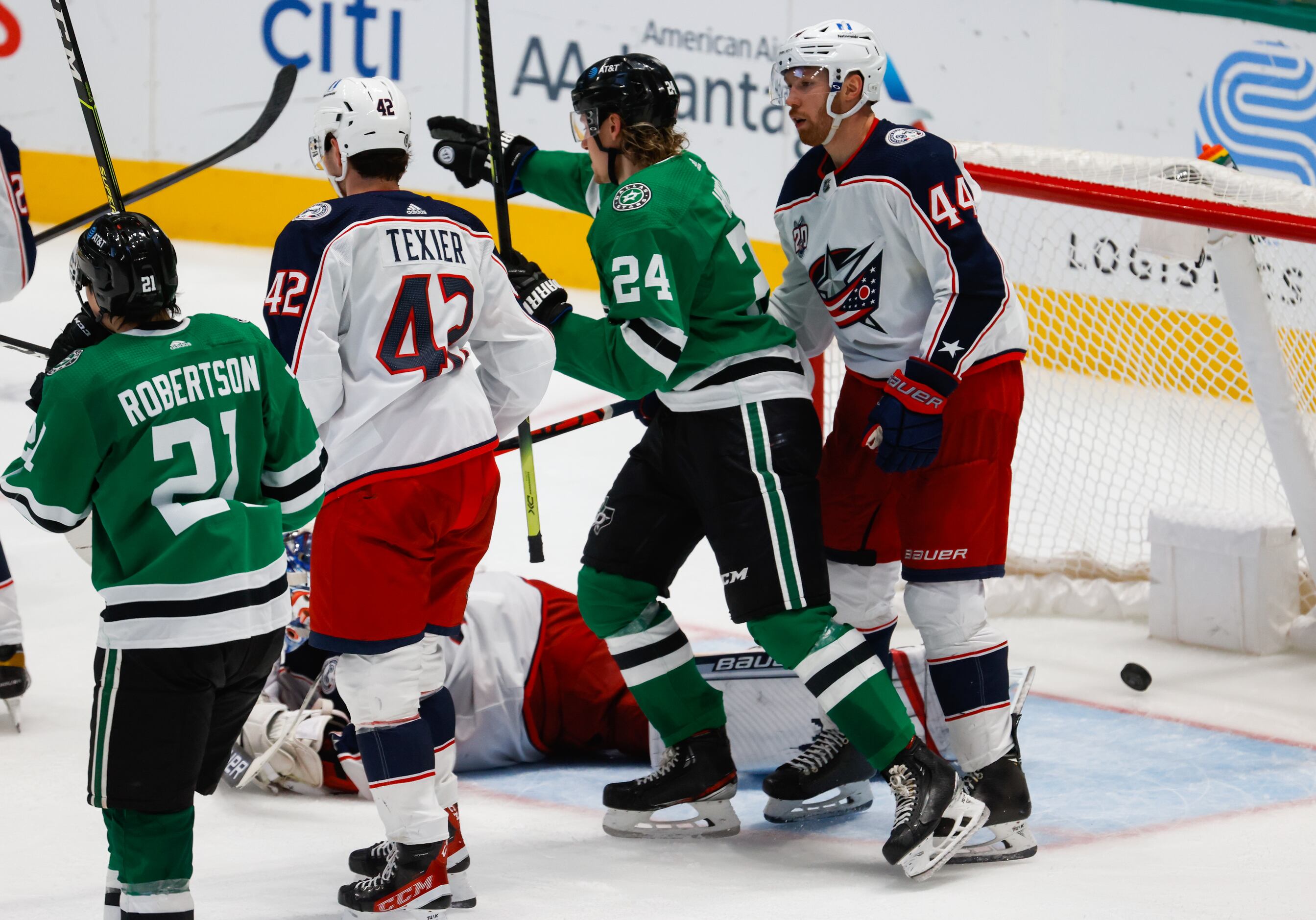 Dallas Stars center Joe Pavelski (16) scores a goal against the Columbus Blue Jackets in the...