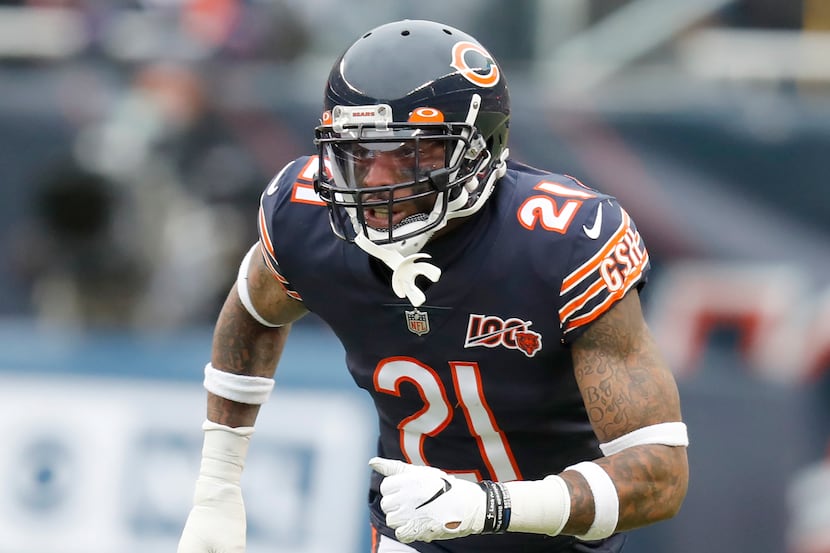 Chicago Bears strong safety Ha Ha Clinton-Dix starts his pass coverage during the first half...