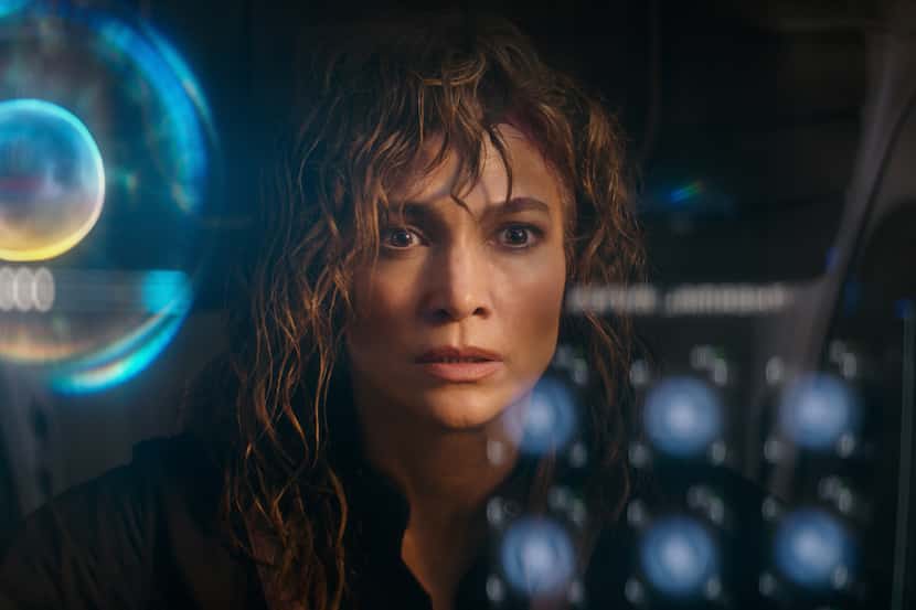 En esta imagen proporcionada por Netflix, Jennifer Lopez en una escena de "Atlas".
