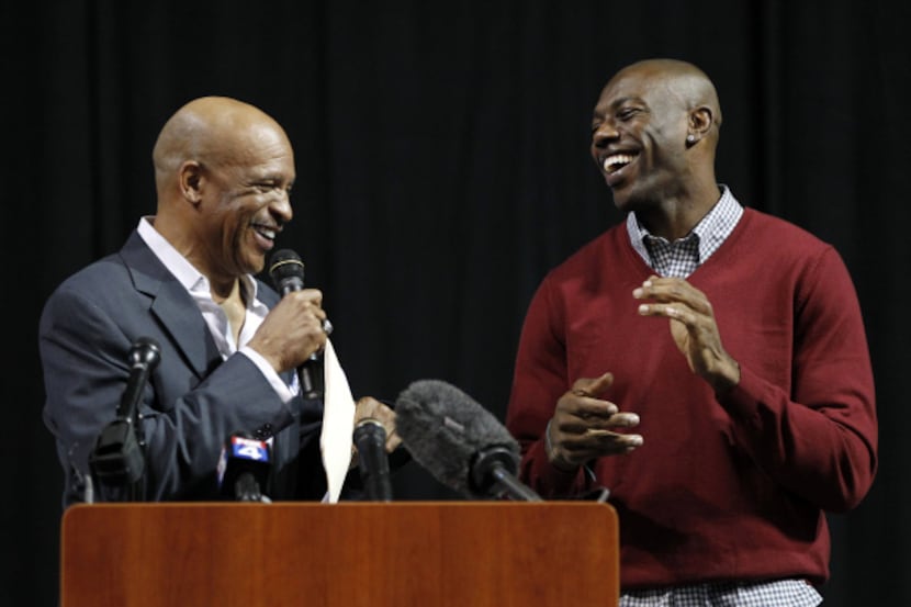 Allen Wranglers general manager Drew Pearson shares a laugh with Terrell Owens during the...