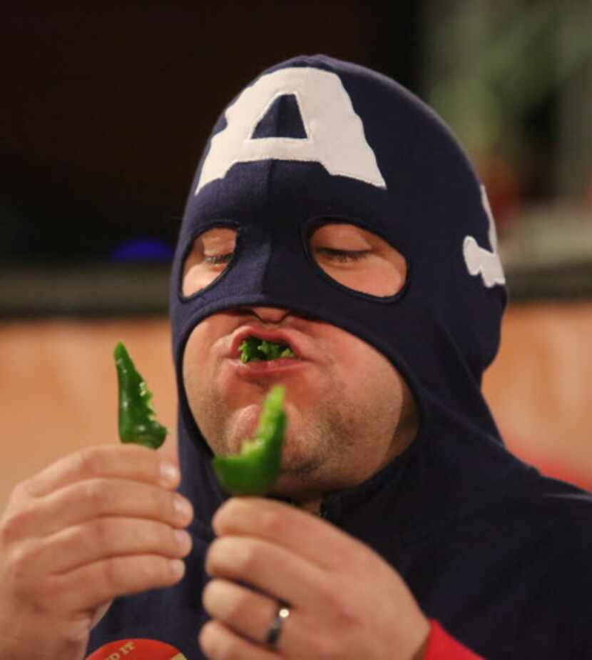 Mike Eastlack, cq, aka Captain America compite en un concurso de jalapeños en el Zest Fest...