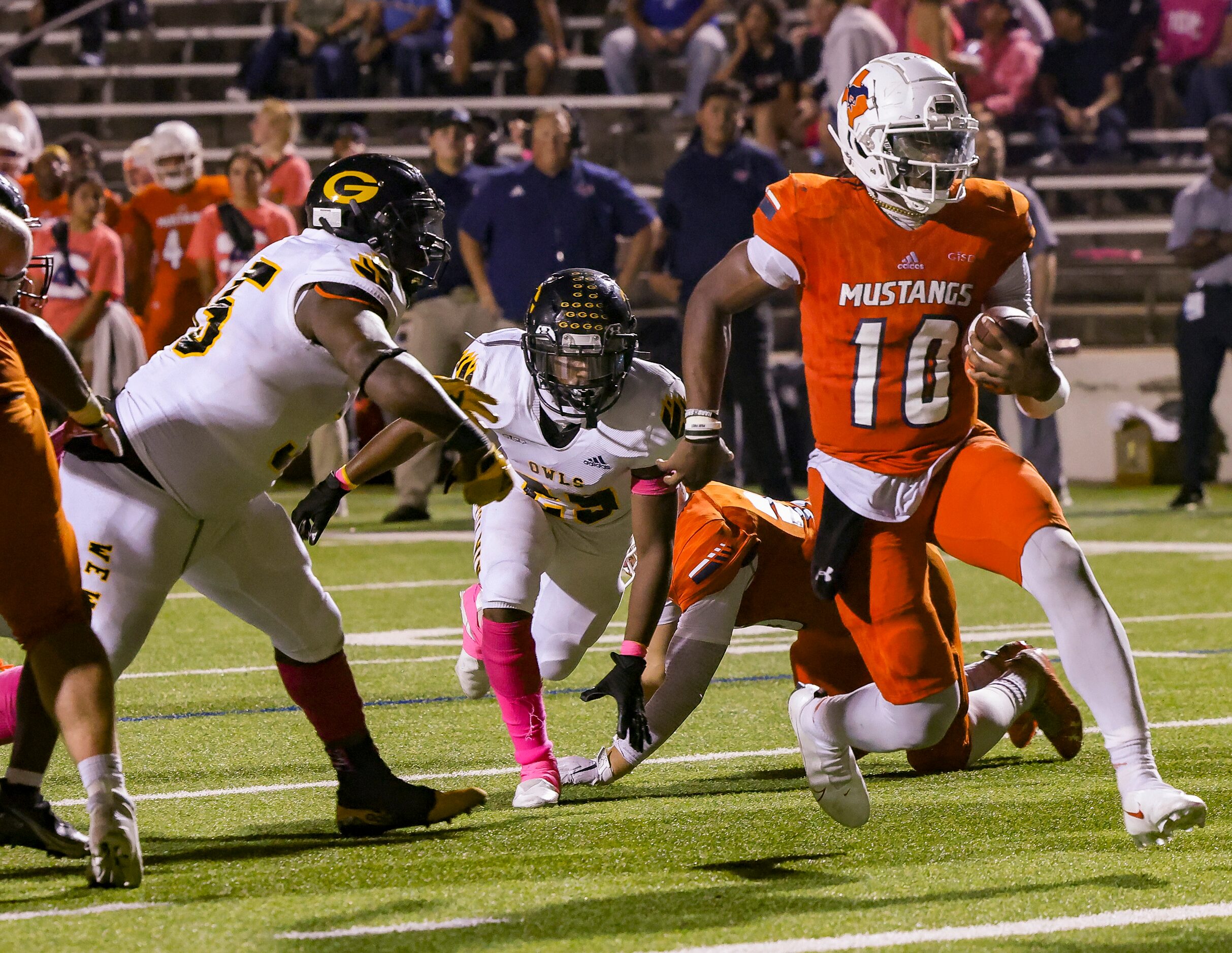 Sachse’s quarterback Alex Orji (10) runs in a touchdown during the second half of a District...