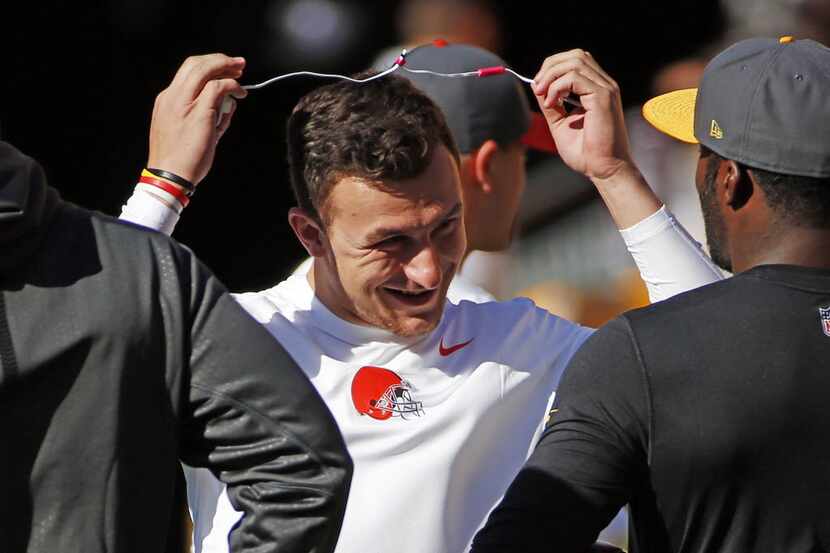 Cleveland Browns quarterback Johnny Manziel, center, visits with Pittsburgh Steelers...