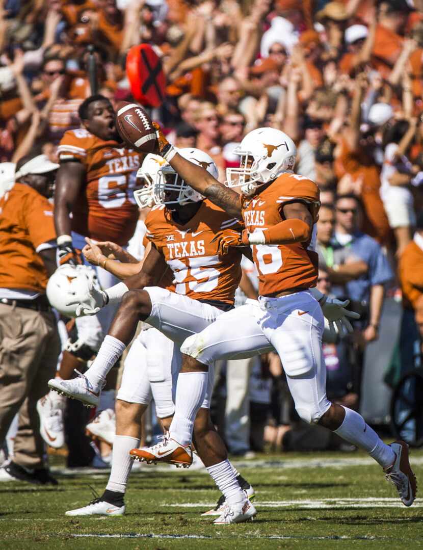 Texas' Kirk Johnson (28) celebrates after recovering a fumble on a Oklahoma kick return ....