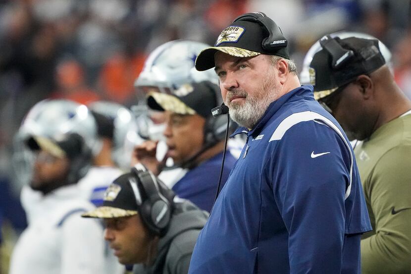 Dallas Cowboys head coach Mike McCarthy looks to the scoreboard during the first half of an...