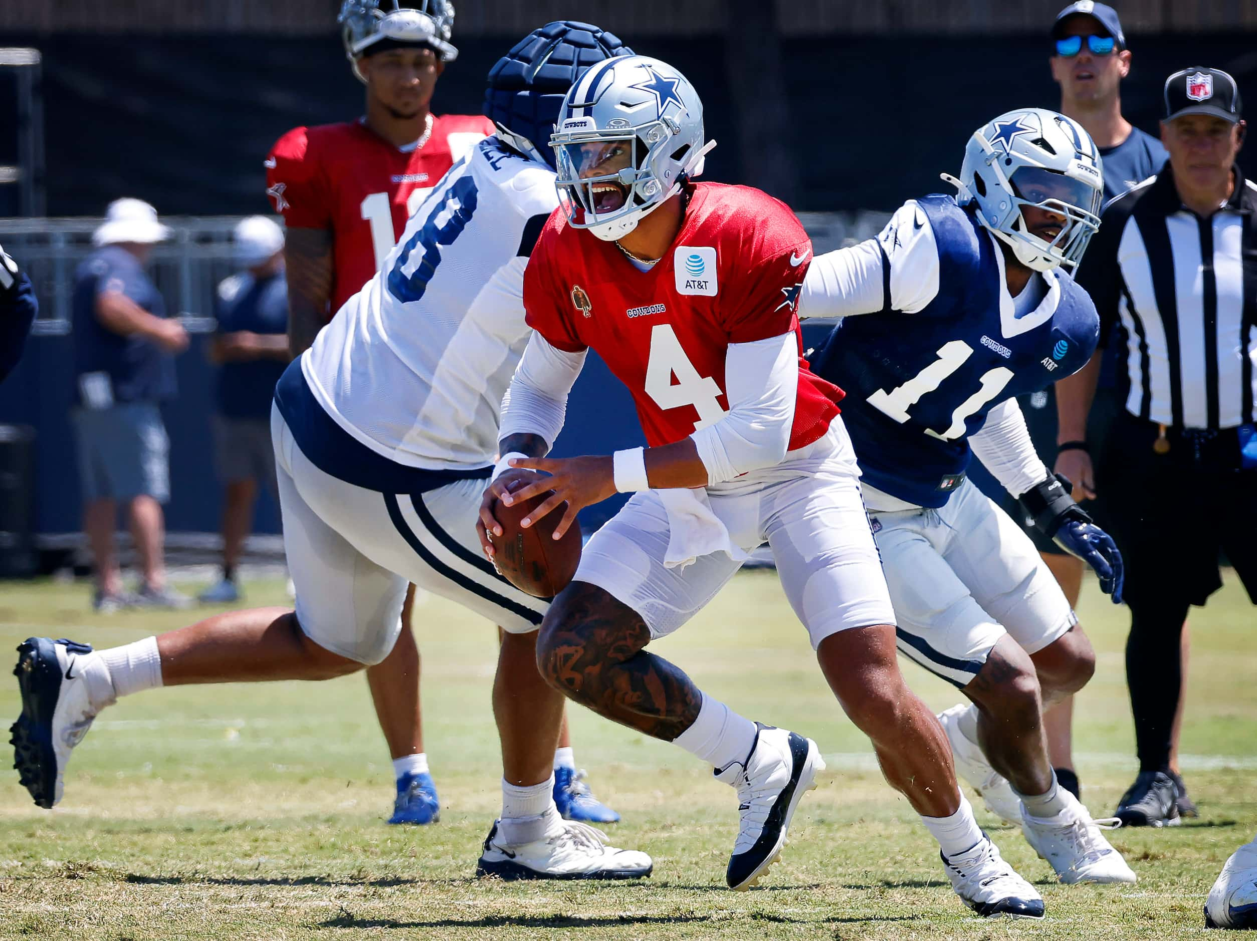 Dallas Cowboys quarterback Dak Prescott (4) escapes the pressure from linebacker Micah...