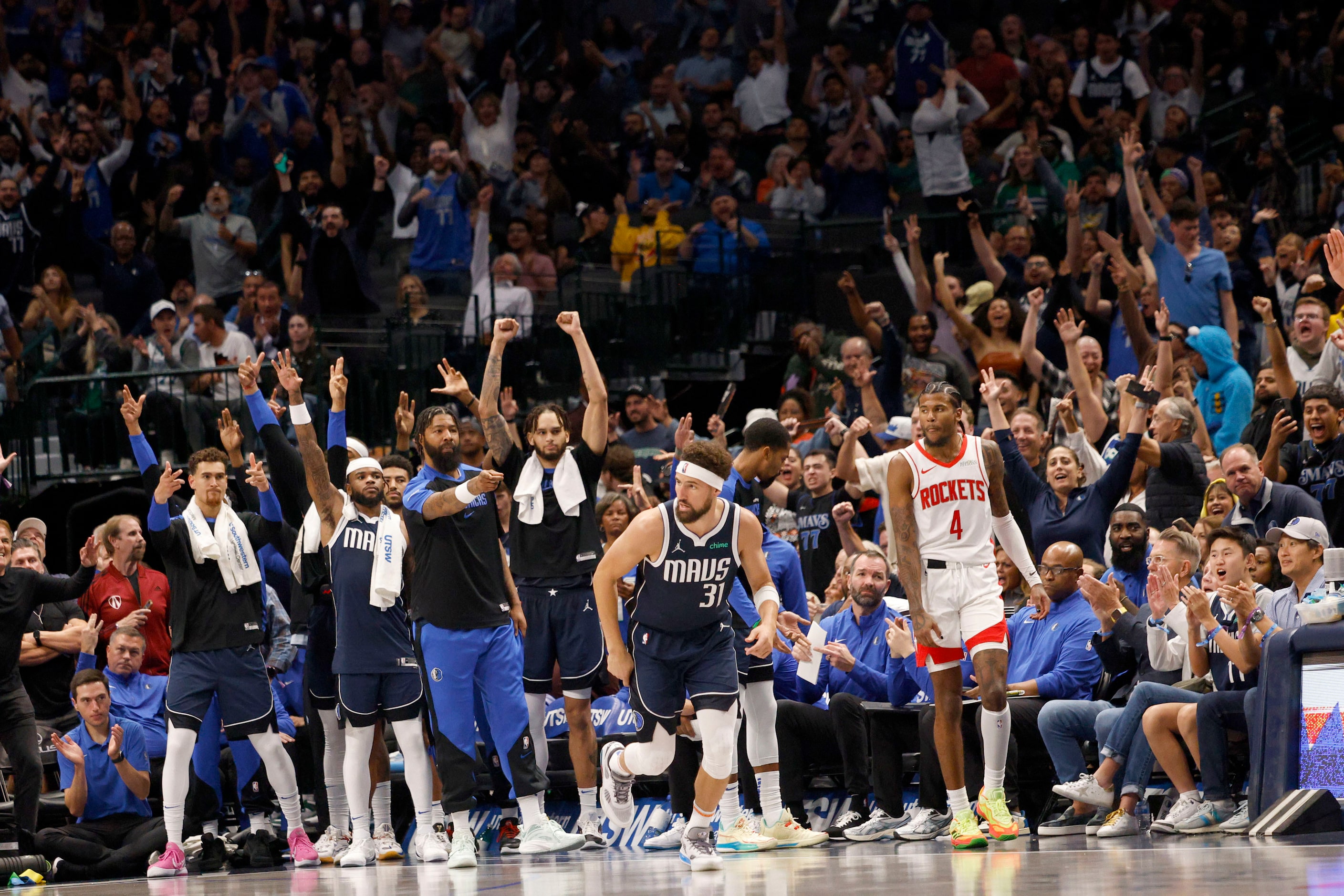 People cheer after Dallas Mavericks guard Klay Thompson (31) scored against the Houston...