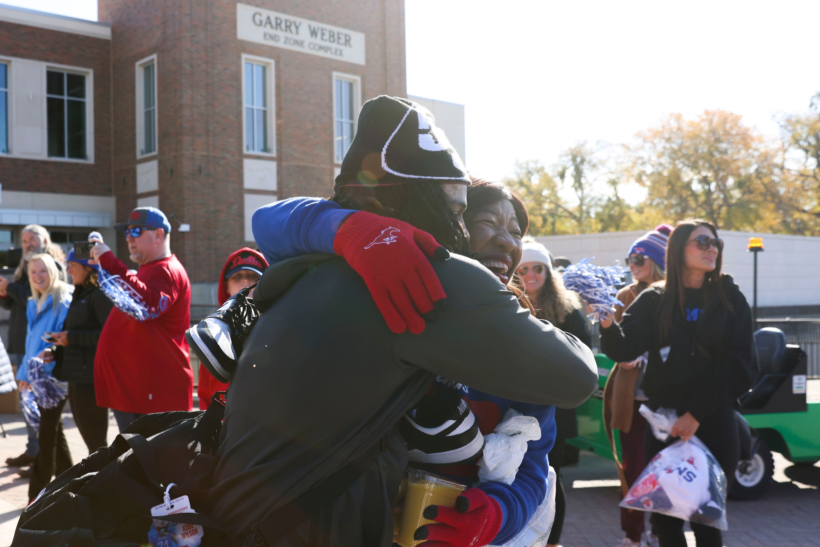 SMU linebacker Kobe Wilson greets Linda Leach, mother of Wilson’s teammate Isaiah Nwokobia,...