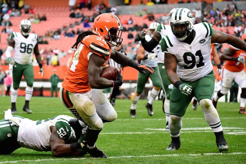 CLEVELAND, OH - OCTOBER 30:  Isaiah Crowell #34 of the Cleveland Browns carries the ball in...