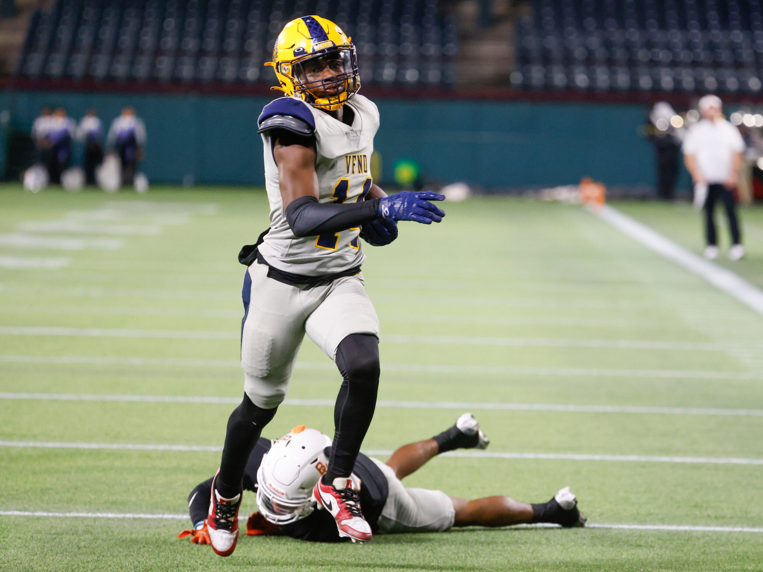 Lamar High’s Trenton Yancey (14)  completes a torhdonw past James Bowie High’s Jordan...