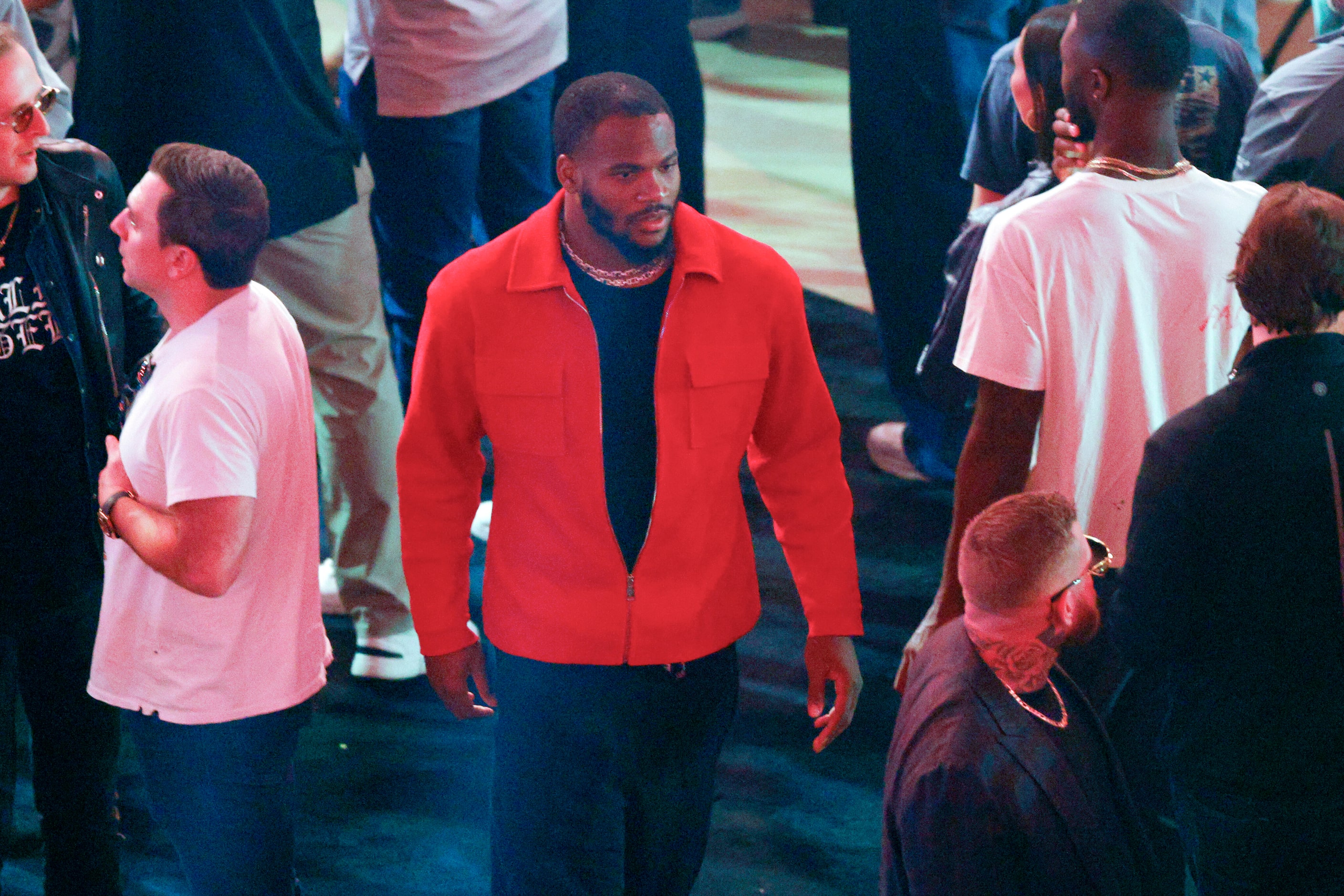 Dallas Cowboys linebacker Micah Parsons walks around ringside before the undisputed super...