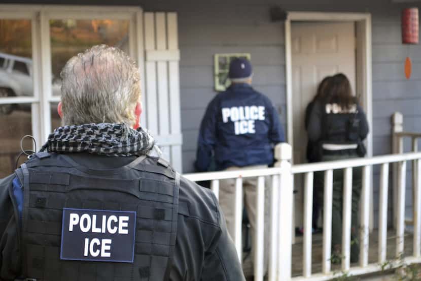 Agentes de ICE llevan a cabo un operativo para detener inmigrantes en Atlanta.(AP)
