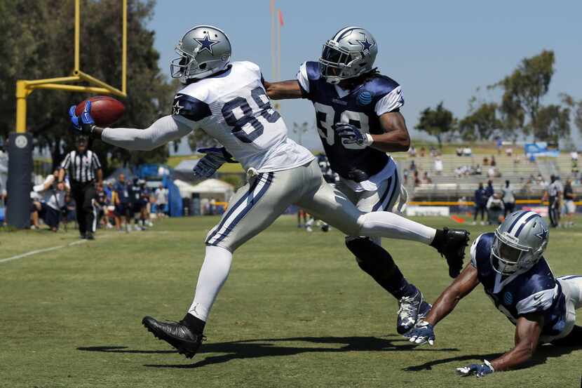 Dallas Cowboys wide receiver Dez Bryant (88) makes a one handed catch in the end zone as he...