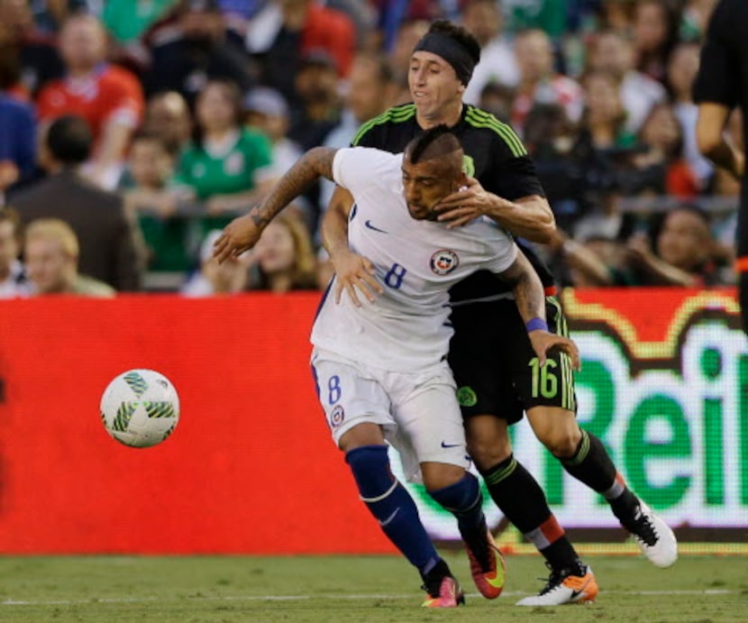 Arturo Viday pelea el balón con Héctor Herrera en San Diego. Foto AP