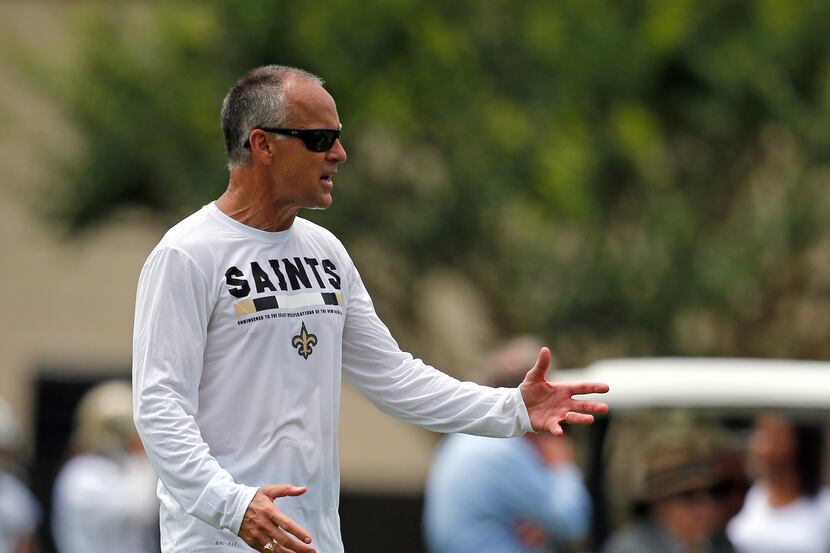 New Orleans Saints linebacker coach Mike Nolan runs drills during NFL football practice in...