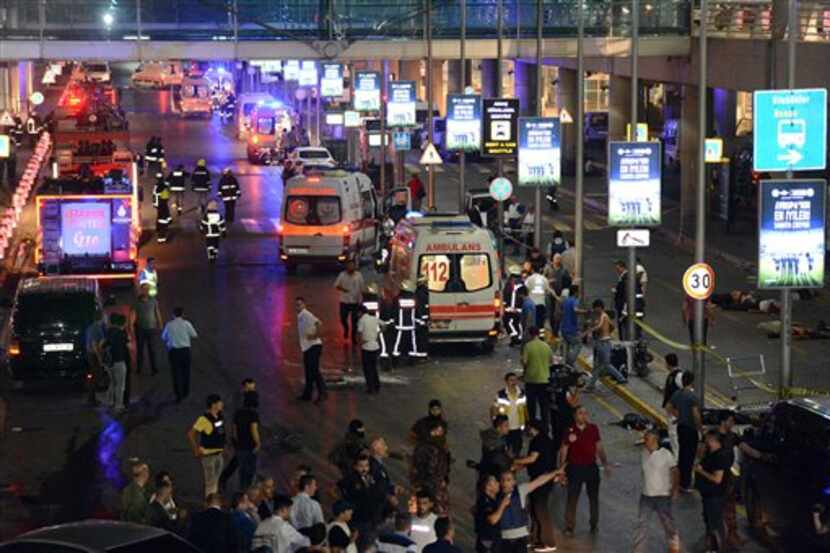 Servicios de emergencia turcos se reúnen frente aeropuerto Ataturk de Turquía, /AP
