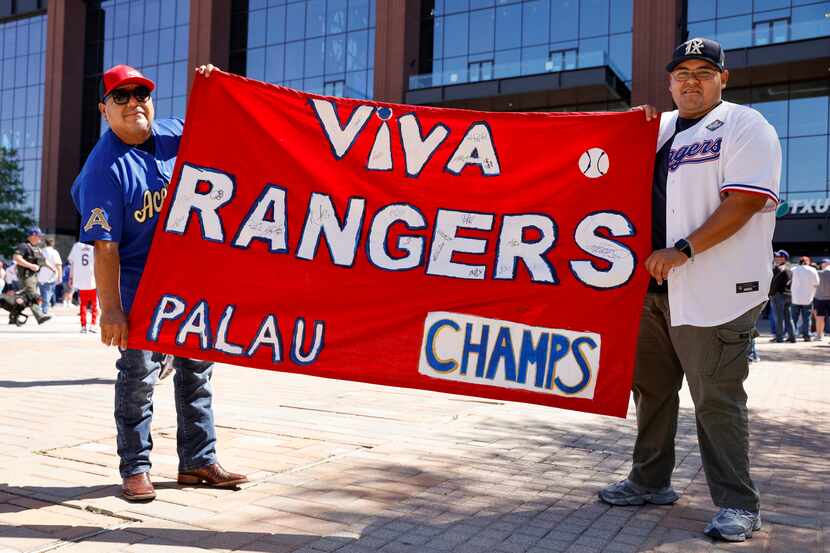 Luis Campos Sr. (izquierda) sostiene una pancarta que hizo con su hijo Luis Campos Jr. antes...