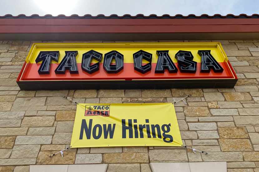 Un anuncio de  "Estamos Contratando" en Taco Casa  de  Hebron Pkwy in Lewisville, TX on June...