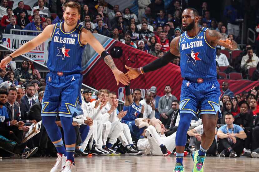 Luka Doncic (izq) y LeBron James se felicitan durante el Juego de Estrellas de la NBA que se...