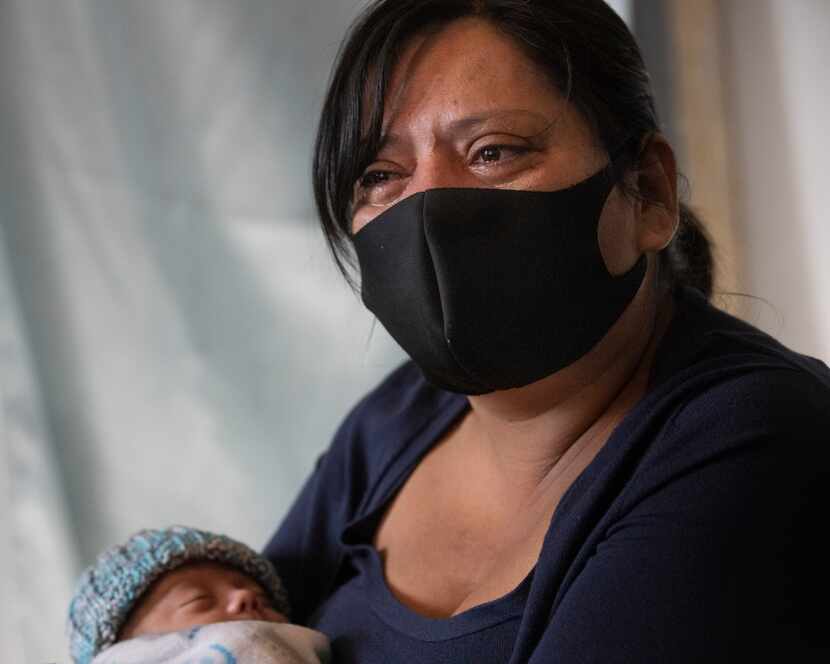 Miriam Palacios llora mientras sujet a su nieto de dos meses mientras recuerda a su hija...