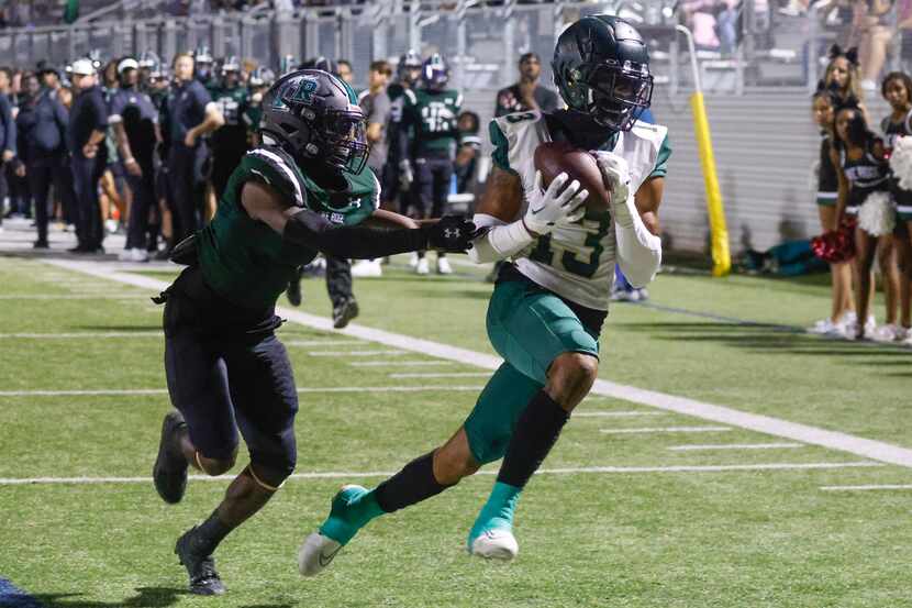 DeSoto High School’s Cedric Harden Jr. (13), right, completes a touchdown past Lake Ridge...