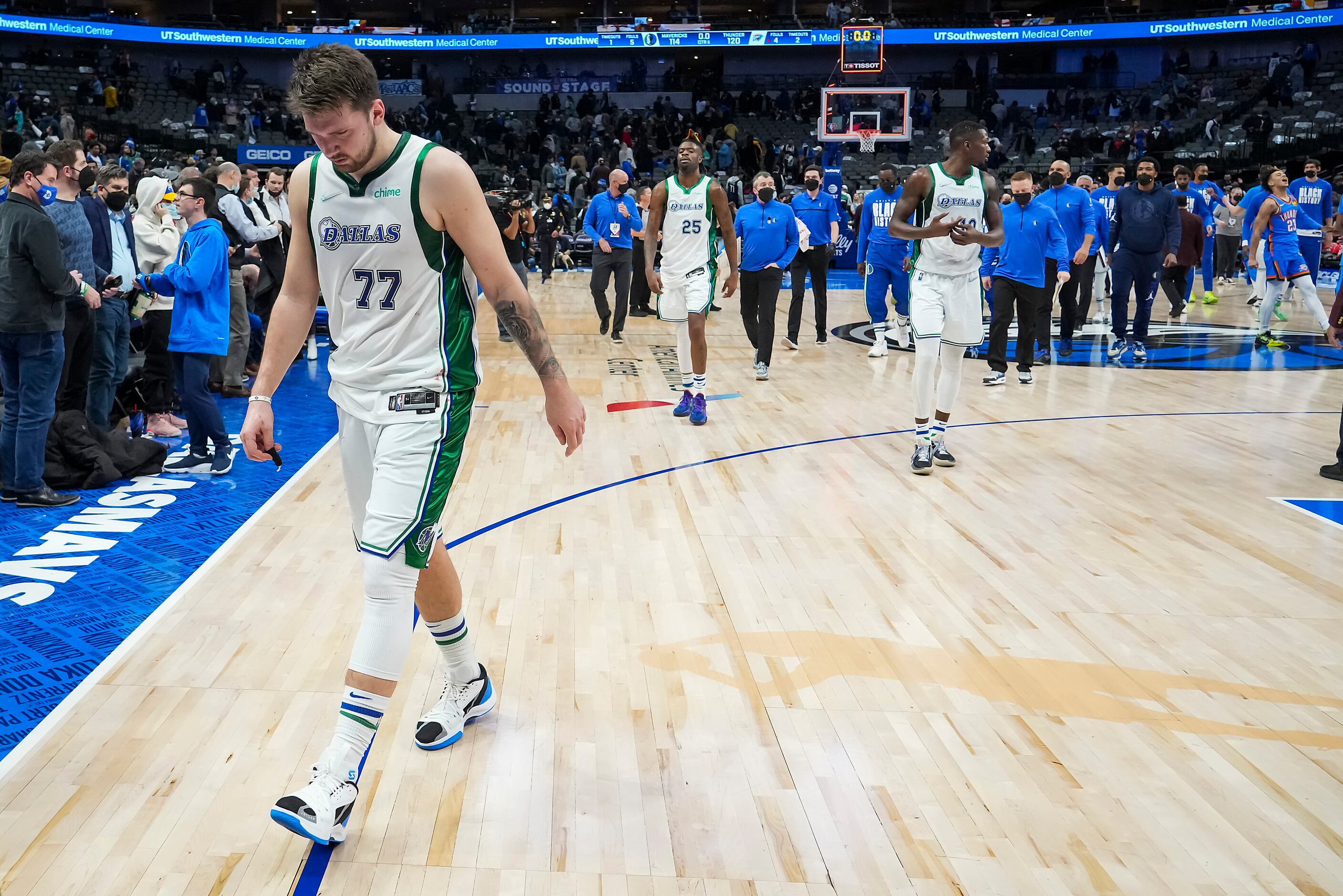 Kleber banks home buzzer-beater from Mavs logo