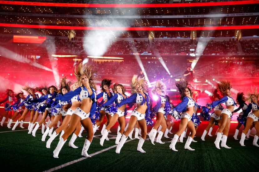 Las porristas de los Cowboys de Dallas bailan durante la actuación de medio tiempo del...