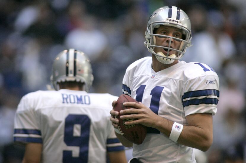Cowboys quarterback Drew Bledsoe warms up with Tony Romo before the first half of NFL...