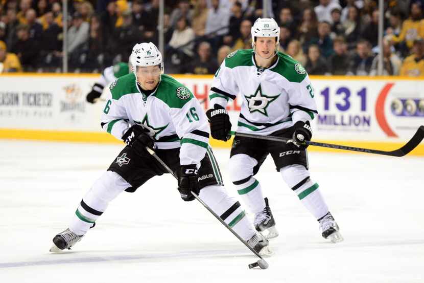 Jan 20, 2014; Nashville, TN, USA; Dallas Stars left wing Ryan Garbutt (16) handles the puck...